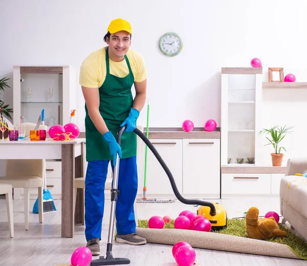 Der Junge Männliche Bauunternehmer Bei Der Hausarbeit Nach Der Party — Stockfoto