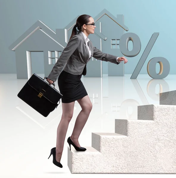 Die Geschäftsfrau Beim Treppensteigen Der Hypothek — Stockfoto