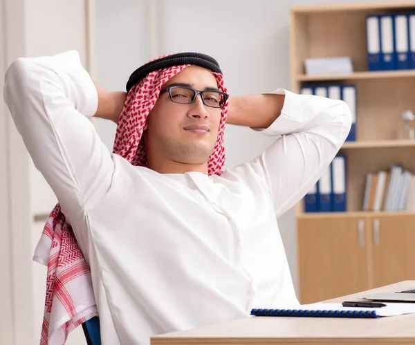 Άραβας Επιχειρηματίας Που Δουλεύει Στο Γραφείο — Φωτογραφία Αρχείου