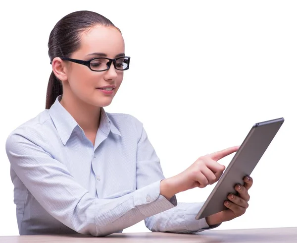 Beyaz Arka Planda Tablet Bilgisayarda Çalışan Kadını — Stok fotoğraf