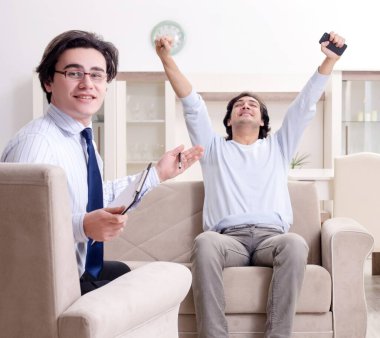 Genç erkek hasta psikologla kişisel sorunları tartışıyor.