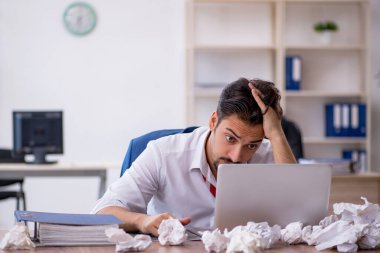 Beyin fırtınası konseptinde genç işadamı