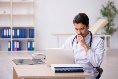 Teletıp konseptinde genç doktor