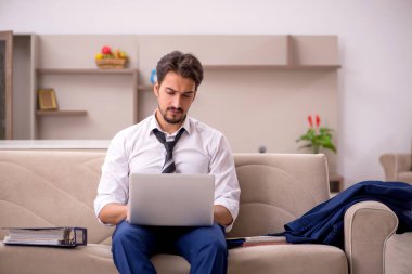 Genç işadamı salgın sırasında evden çalışıyor.