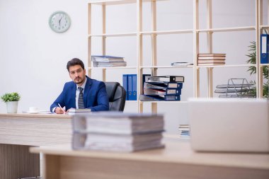 Ofiste çalışan genç bir erkek.