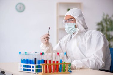 Genç kimyager uyuşturucu sentezi konsepti