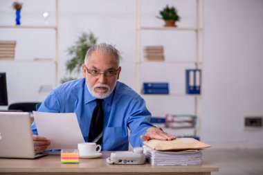 İnternet üzerinden paket alan eski bir işadamı