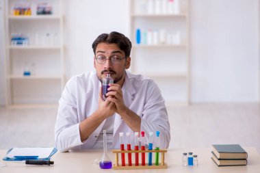 Laboratuvarda çalışan genç bir kimyager.