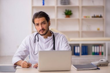 Klinikte çalışan genç bir doktor.