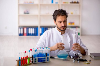 Laboratuvarda çalışan genç bir kimyager.