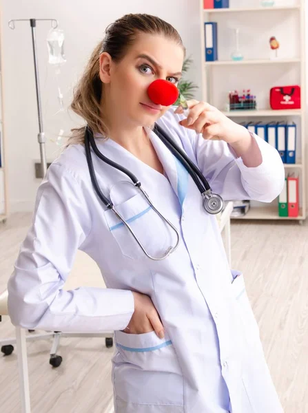 Klinikte Çalışan Komik Kadın Doktor — Stok fotoğraf