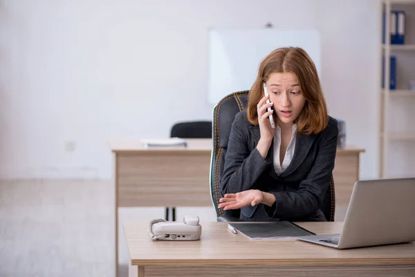 Young Businesswoman Sitting Workplace — Stock Photo, Image