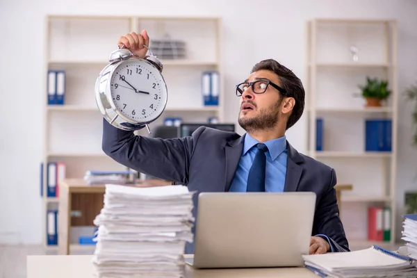 時間管理の概念の若いビジネスマンの従業員 — ストック写真