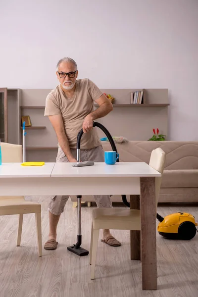 Uomo Anziano Che Lavori Domestici Casa — Foto Stock