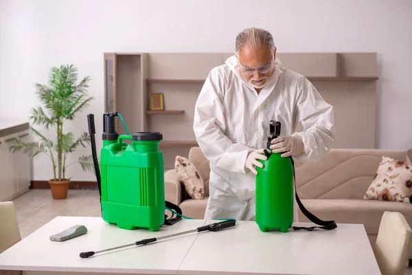 Old Contractor Doing Pest Control Home — Stock Photo, Image