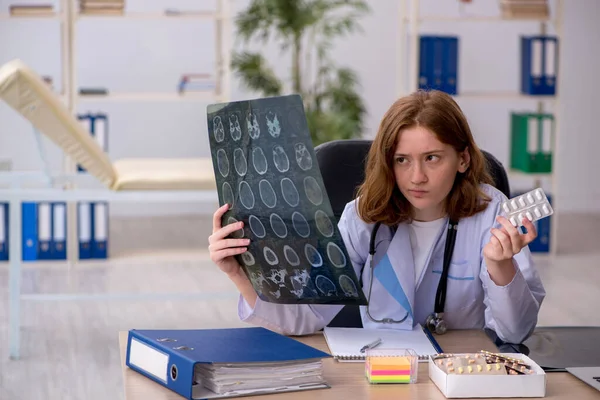 Ung Kvinnlig Läkare Radiolog Som Arbetar Sjukhuset — Stockfoto