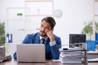 Ofiste çalışan genç bir erkek.