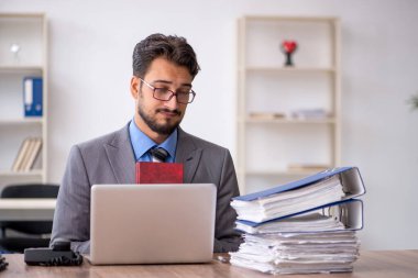 Genç işadamı ofisteki aşırı işten memnun değil.