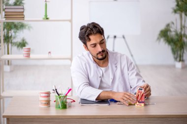 Klinikte çalışan genç bir dişçi.