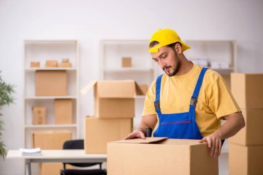 Genç müteahhit evde yer değiştiriyor.