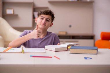 Erkek öğrenci evde sınava hazırlanıyor.