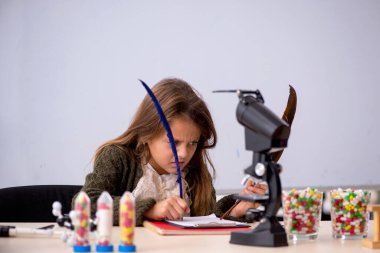 Sınıftaki küçük kız kimyager.