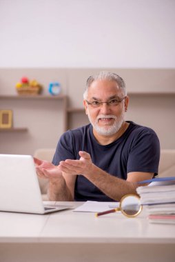Yaşlı adam salgın sırasında evden çalışıyor.