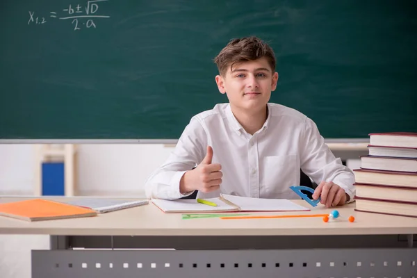 Sınıfta Oturan Erkek Öğrenci — Stok fotoğraf