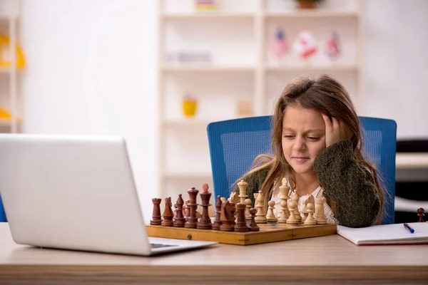 若いです女の子遊びますチェスホーム — ストック写真