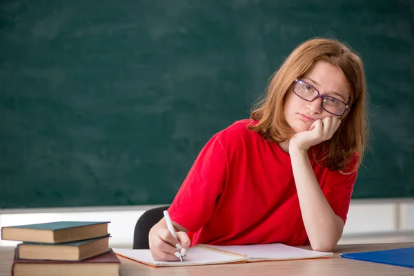 Vrouwelijke Student Bereidt Zich Voor Examens Klas — Stockfoto