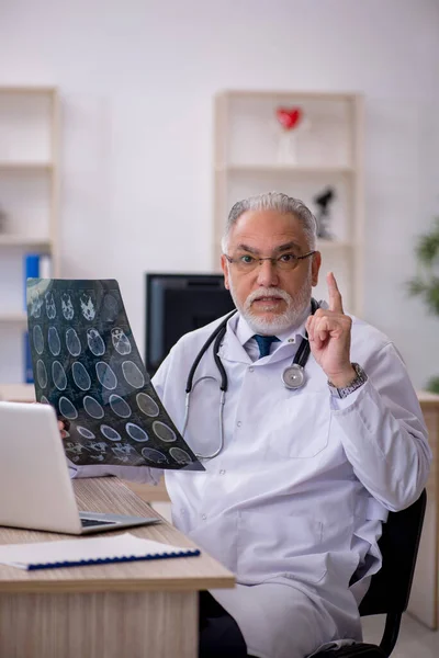 Médico Radiologista Idoso Trabalhando Clínica — Fotografia de Stock
