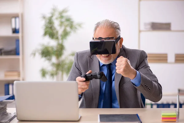 Alter Geschäftsmann Mitarbeiter Genießt Virtuelle Brille Büro — Stockfoto