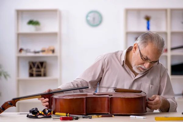 Viejo Reparador Reparando Instrumentos Musicales Taller — Foto de Stock