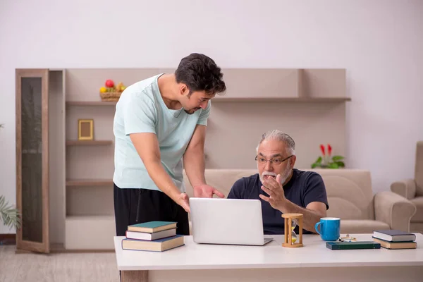Großvater Und Enkel Bei Pandemie Mit Computer Hause — Stockfoto