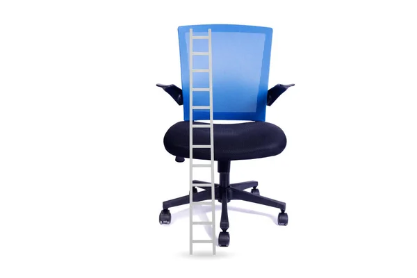 Krzesło Biurowe Drabiną Koncepcji Kariery — Zdjęcie stockowe