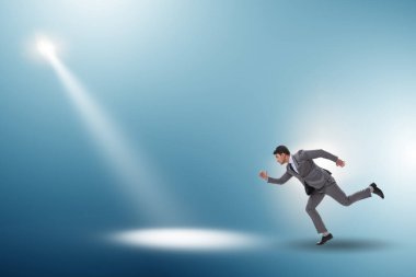 Spot ışığı altındaki iş adamları