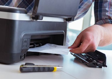 Bozuk renk yazıcısını tamir eden tamirci