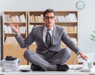 Çağrı merkezi operatörü telefonda konuşuyor.