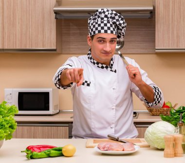 Mutfakta çalışan genç şef.