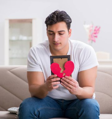 Üzgün Aziz Sevgililer Günü kavramındaki genç adam.