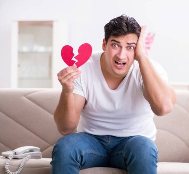 Üzgün Aziz Sevgililer Günü kavramındaki genç adam.