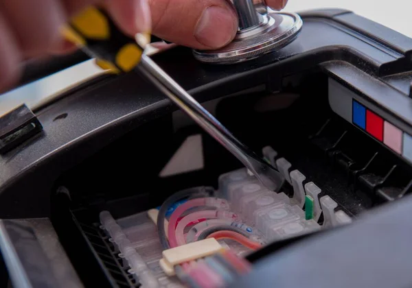 Repairman Repairing Broken Color Printer — Stock Photo, Image