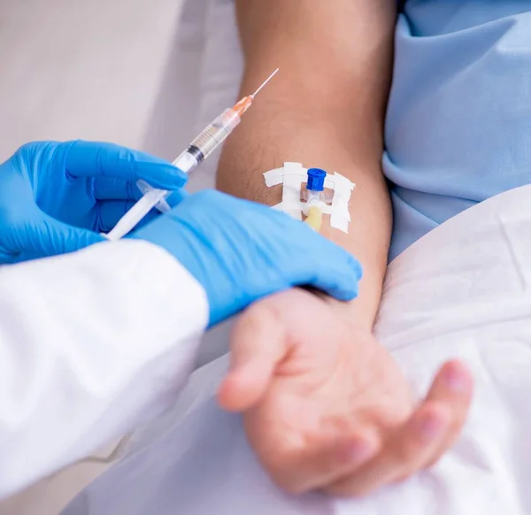 Den Manliga Patienten Blodtransfusionskonceptet — Stockfoto