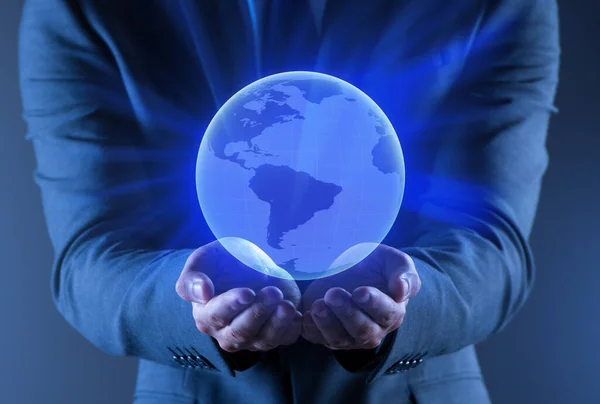 世界的なビジネスコンセプトで地球を保持するビジネスマン — ストック写真