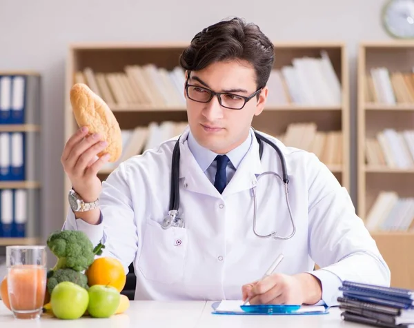 Lekarz Koncepcji Diety Owoców Warzyw — Zdjęcie stockowe
