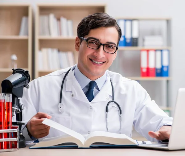 Der Junge Arzt Studiert Medizin — Stockfoto