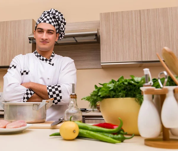 Joven Chef Que Trabaja Cocina — Foto de Stock