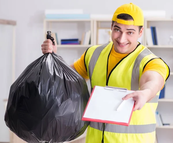 Homem Limpando Escritório Segurando Saco Lixo — Fotografia de Stock