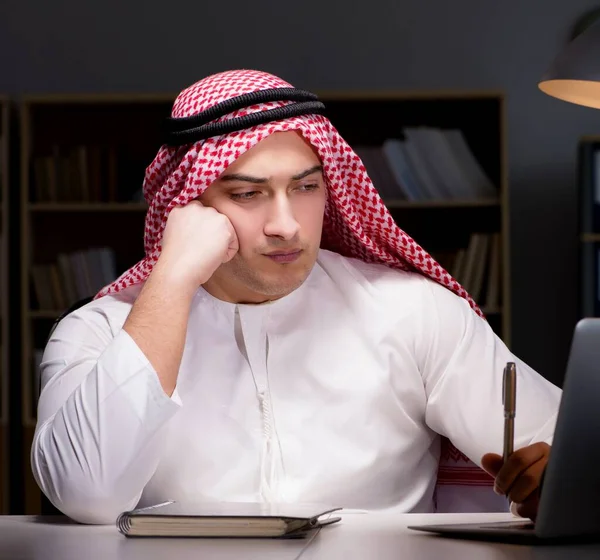 Hombre Negocios Árabe Trabajando Hasta Tarde Oficina — Foto de Stock