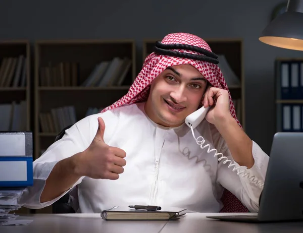 Der Arabische Geschäftsmann Der Spät Amt Arbeitet — Stockfoto